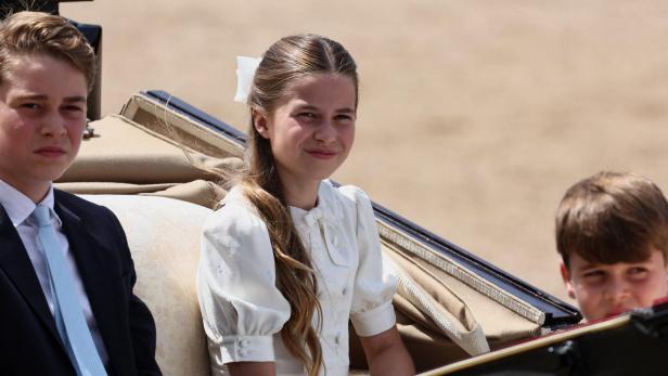 Prinzessin Charlotte sitzt in einer Kutsche mit ihren Brüdern George und Louis.